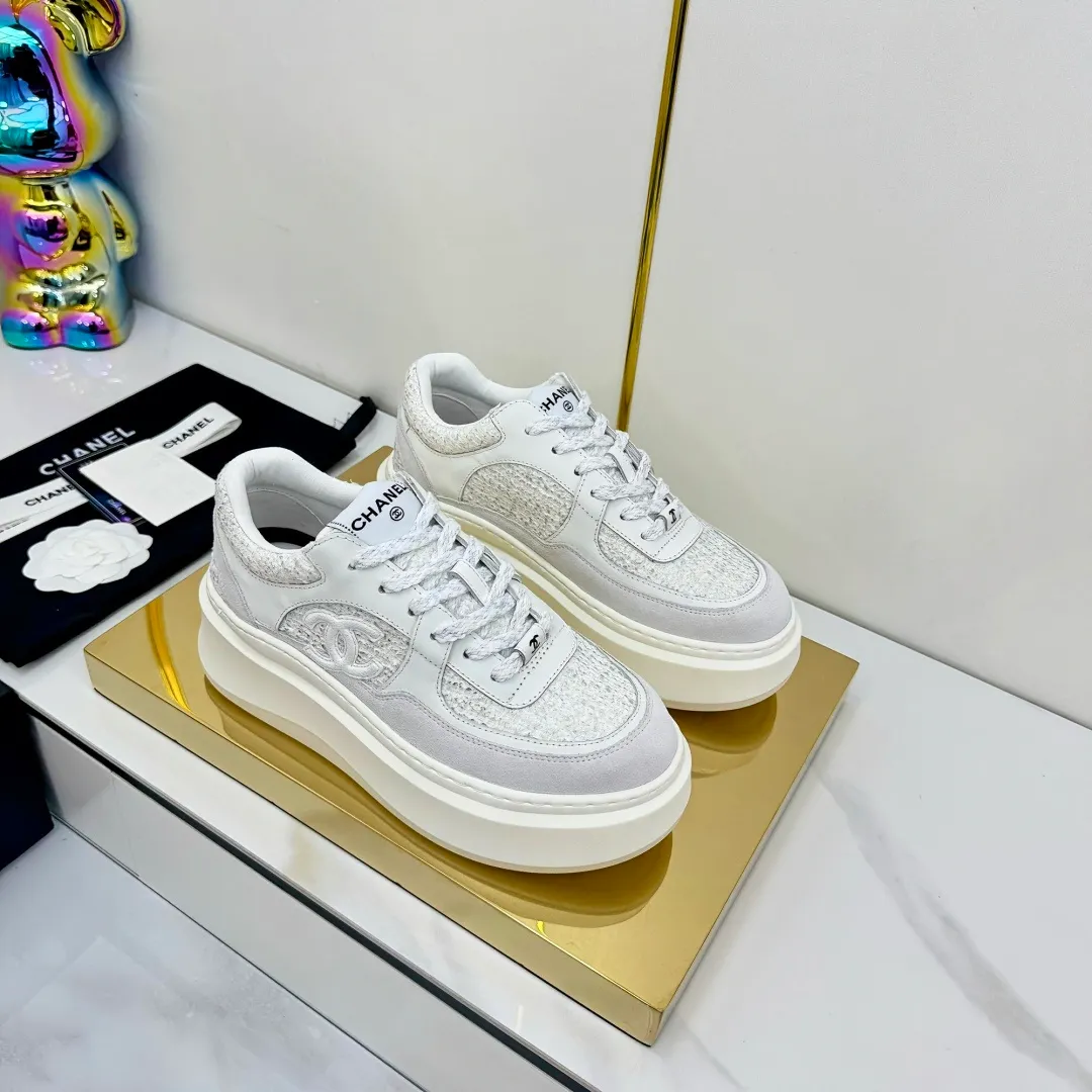 👟👟Ex-factory price 600👟👟 Upgraded version, upgraded version, upgraded version! No rebuttal accepted! ! ! ! Chanel Chanel panda shoes! 2025 counter's top casual sports shoes. This classic design; the upper is electro-embroidered with a variety of techniques; the outsole is fashionable and sporty; the unusual inclusion of a variety of color matching elements... The diversified mix and match is very good-looking and versatile, and can be used for leisure, fashion, sports, and outdoor... ꫛꫀꪝ Go➫ Materials: ❶Upper made of: original imported first-layer silk cowhide + original waterproof cloth + original first-layer cowhide ❷Inner lining: Original Yangli+Net ❸Outsole based on: Original TPU combination outsole Counter boutique packaging complete set for women 35–41 👉 👉 👉 👉 👉